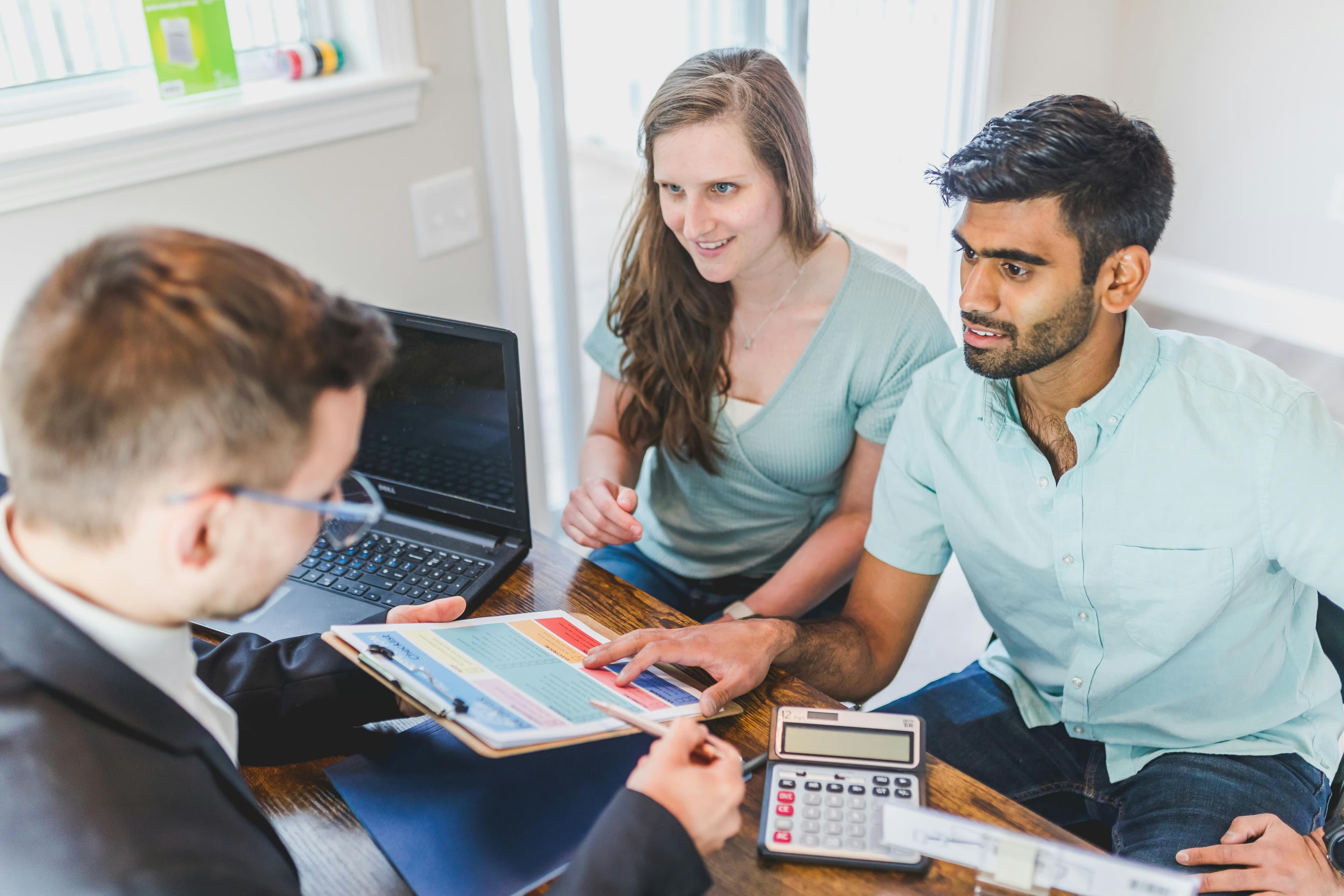 Echange entre clients et conseiller immobilier