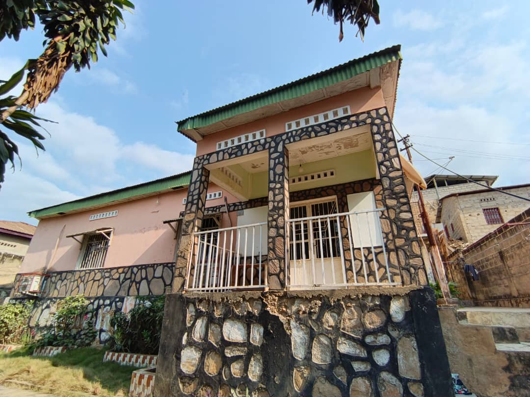 A VENDRE Parcelle + 3 Maisons Indépendantes Matadi.