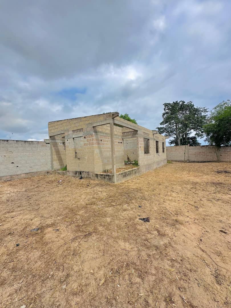 Parcelle + Maison Inachevée à Muanda
