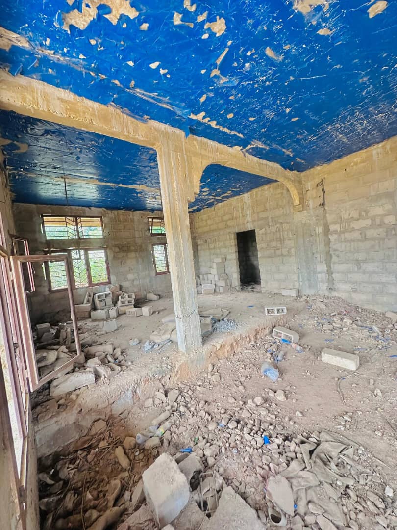 Maison inachevée à vendre à Ango-Ango - vue 1